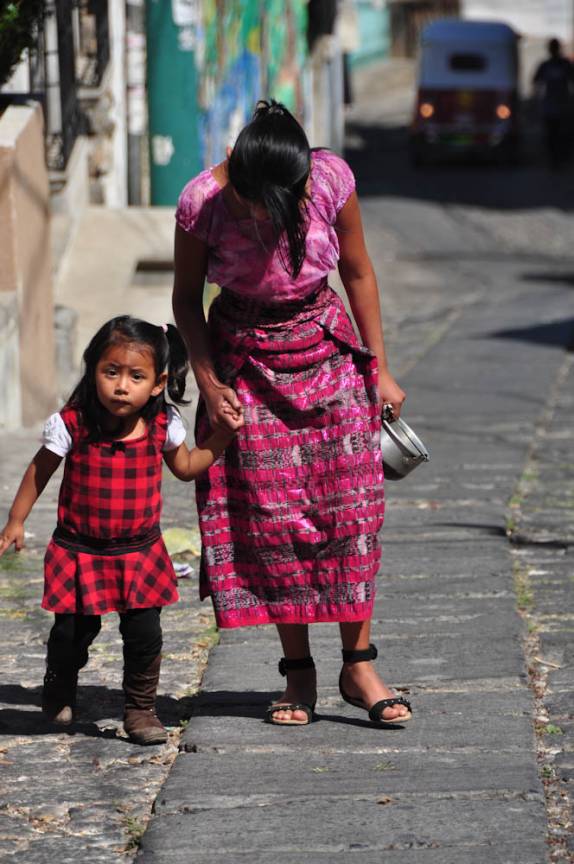 Irmãs caminham em ladeira de San Pedro la Laguna, no lago Atitlán, na Guatemala